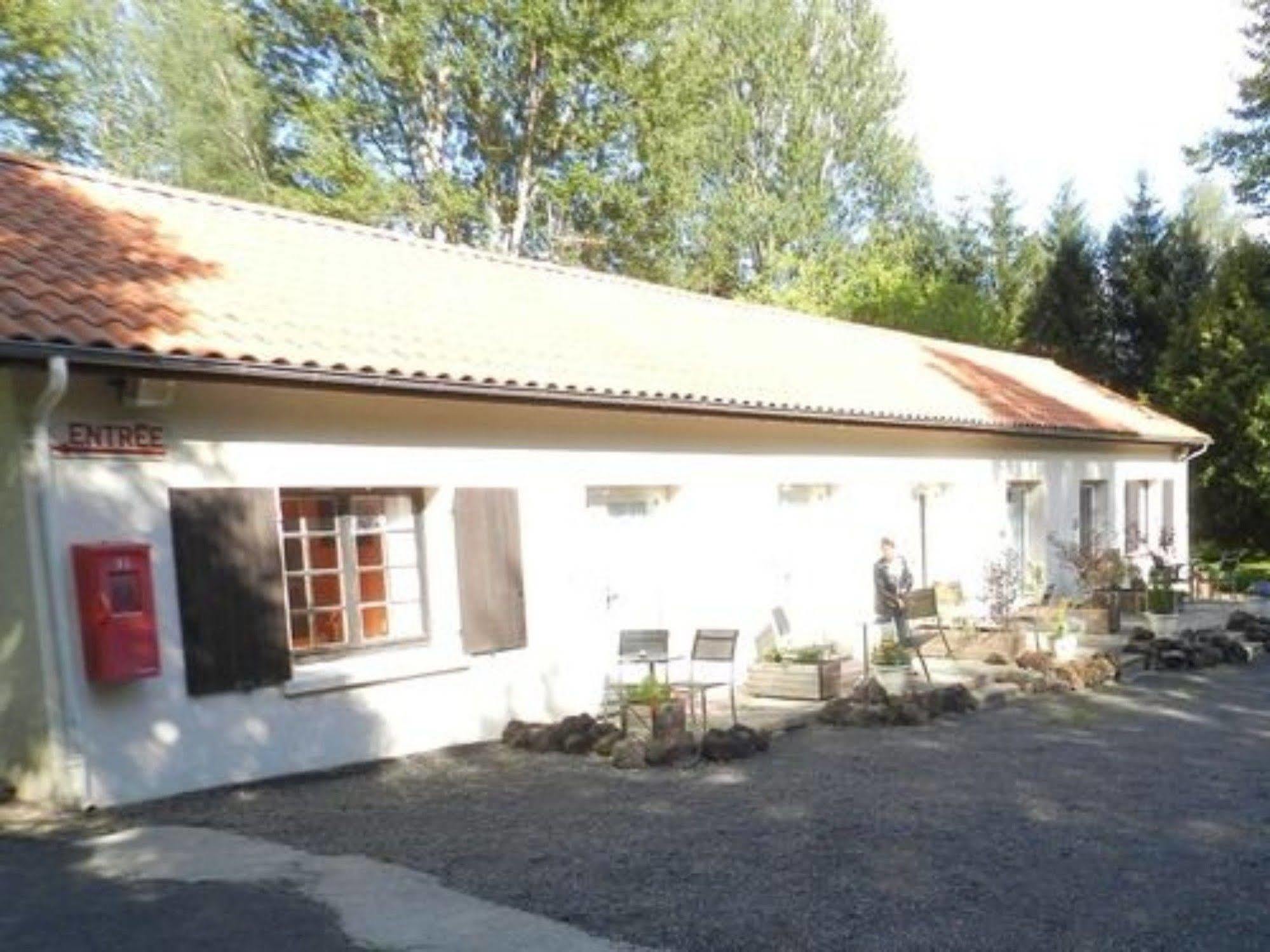 Domaine De La Palle Pontgibaud Exterior photo
